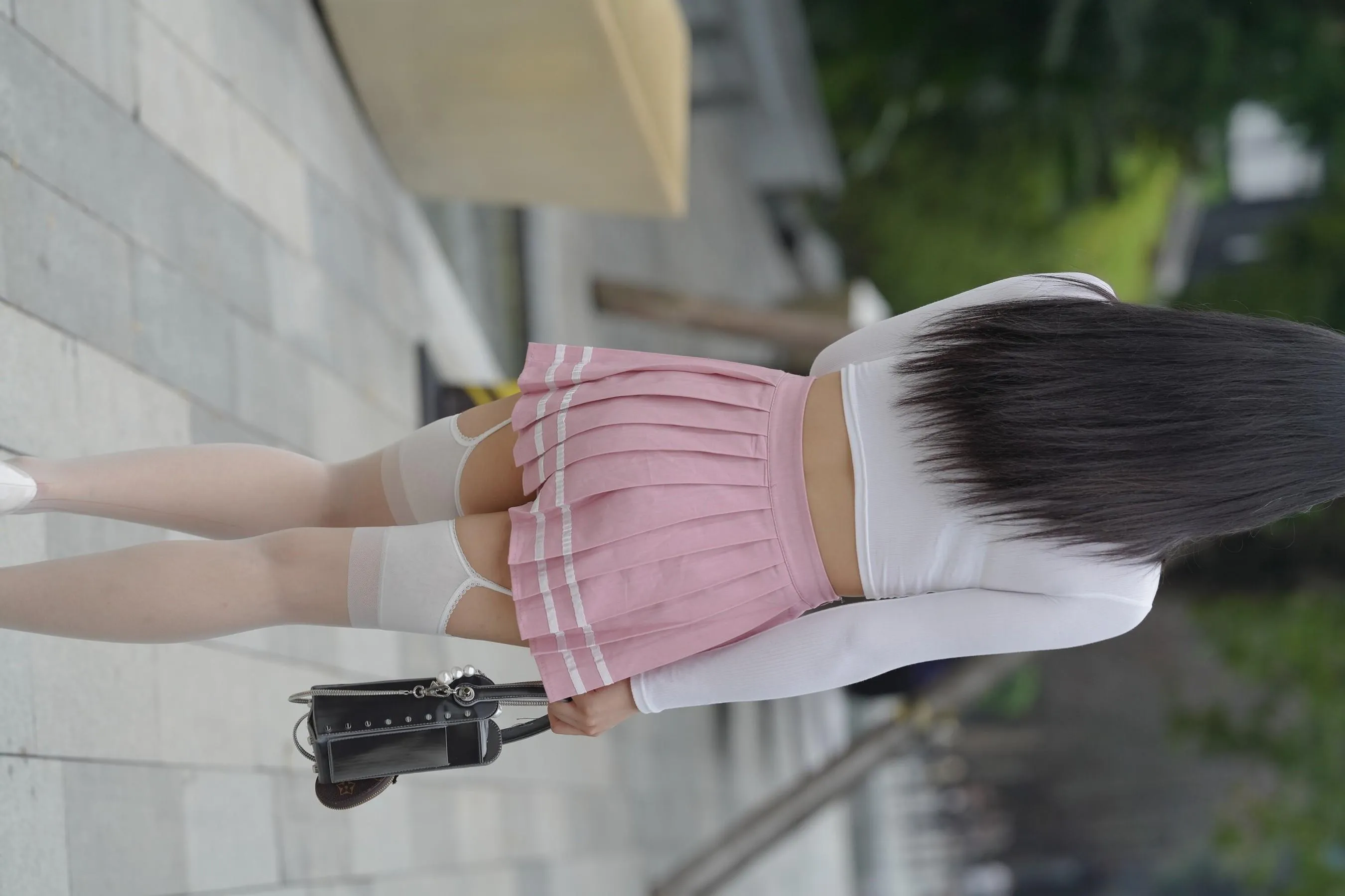 魔镜街拍 NO.161 街拍白丝吊带袜美女 [109P]插图3